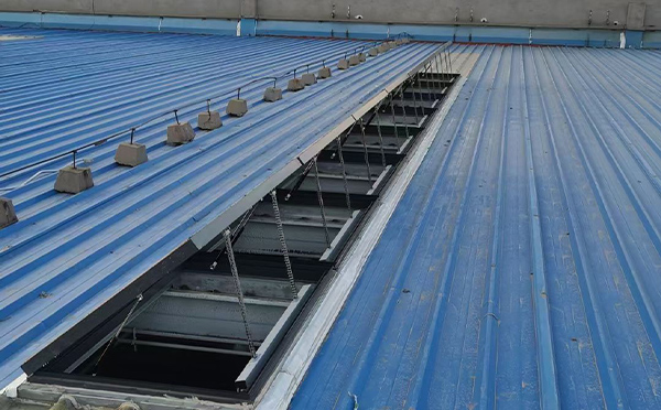 某城市大型商业综合体中庭扶风排烟窗工程